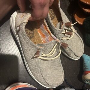 Women’s Size 7 Hey Dudes